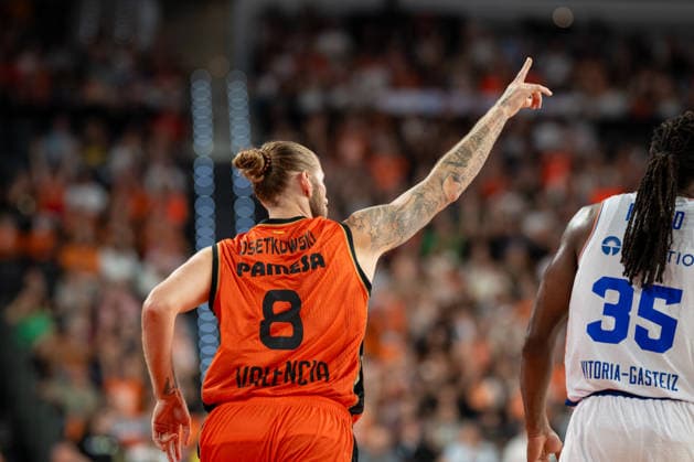 EuroLeague Round 2 match between Valencia Basket and of Kosner Baskonia Vitoria Gasteiz Dylan Osetkowski of Valencia Basket seen in action during the EuroLeague Round 2 match between Valencia Basket and of Kosner Baskonia Vitoria Gasteiz at Roig Arena , (Valencia ) on September 29, 2025. Copyright: xVicentexVidalxFernandezx