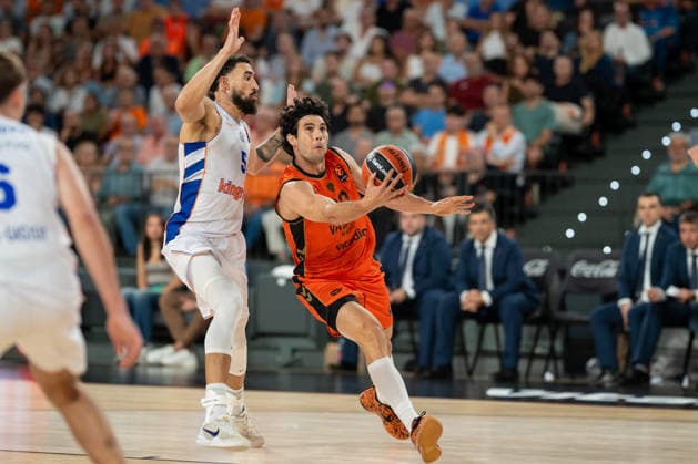 EuroLeague Round 2 match between Valencia Basket and of Kosner Baskonia Vitoria Gasteiz Gonzalo Corbalan of Valencia Basket seen in action during the EuroLeague Round 2 match between Valencia Basket and of Kosner Baskonia Vitoria Gasteiz at Roig Arena , (Valencia ) on September 29, 2025. Copyright: xVicentexVidalxFernandezx