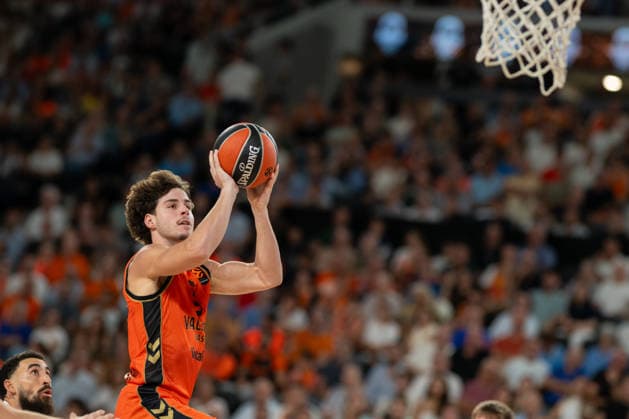 EuroLeague Round 2 match between Valencia Basket and of Kosner Baskonia Vitoria Gasteiz Mario Saint Supery of Valencia Basket seen in action during the EuroLeague Round 2 match between Valencia Basket and of Kosner Baskonia Vitoria Gasteiz at Roig Arena , (Valencia ) on September 29, 2025. Copyright: xVicentexVidalxFernandezx