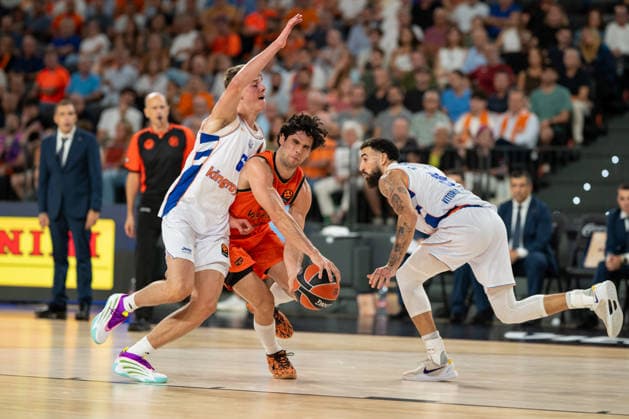 EuroLeague Round 2 match between Valencia Basket and of Kosner Baskonia Vitoria Gasteiz Gonzalo Corbalan of Valencia Basket seen in action during the EuroLeague Round 2 match between Valencia Basket and of Kosner Baskonia Vitoria Gasteiz at Roig Arena , (Valencia ) on September 29, 2025. Copyright: xVicentexVidalxFernandezx