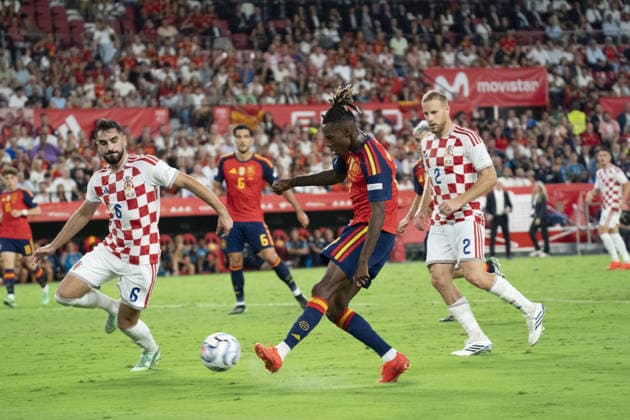 SEVILLE, SPAIN - SEPTEMBER 29: Nico Williams (N17) shoots to score Spains 4th goal during the UEFA Nations League match between Spain and Croatia at the Stadium Ramon Sanchez Pizjuan on the 29th of September, 2026 in Sevilla, Spain Copyright: xAndresxLopezxSheridanxx xSPPx Sportspressphoto_SPR242882
