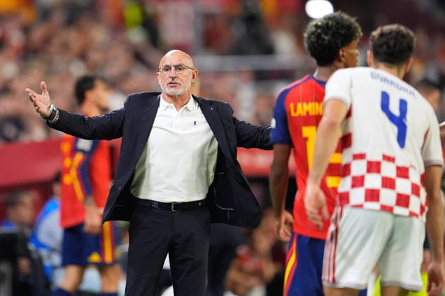 September 29, 2026, Sevilla, Sevilla, Spain: Luis de la Fuente, head coach of Spain, protests during the UEFA Nations League 2026 27 group phase match between Spain and Croatia at Ramon Sanchez-Pizjuan stadium on September 29, 2026, in Sevilla, Spain. Sevilla Spain - ZUMAa181 20260929_zaa_a181_144 Copyright: xJoaquinxCorcherox