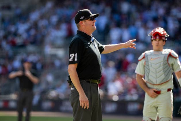 Umpire Jordan Baker 71 announces the result of a play review after Ozzie Albies 1 of the Atlanta Braves jumped to avoid a pitch in the eighth inning against the Philadelphia Phillies in game one of the MLB, Baseball Herren, USA National League Wild Card round at Truist Park on Tuesday, September 29, 2026 in Atlanta, Georgia.  ATL20260928127 JULIANxALEXANDER