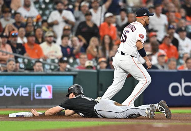 Chicago White Sox left fielder Sam Antonacci (17) slides safely into third past Houston Astros third baseman Isaac Paredes (15) on a throwing error in an MLB, Baseball Herren, USA American League Wild Card game at Daikin Park in Houston, Texas, on Tuesday, September 29, 2026.  HOU20260929711 MARIAxLYSAKER