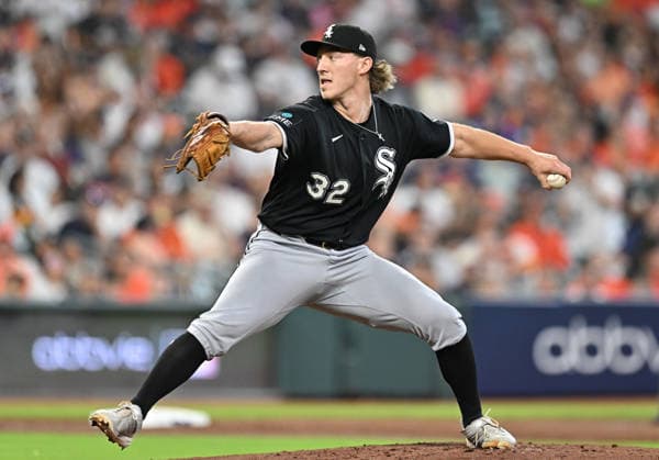 Chicago White Sox starting pitcher Hagen Smith (32) throws against the Houston Astros in the first inning in an MLB, Baseball Herren, USA American League Wild Card game in Houston, Texas, on Tuesday, September 29, 2026.  HOU20260929715 MARIAxLYSAKER