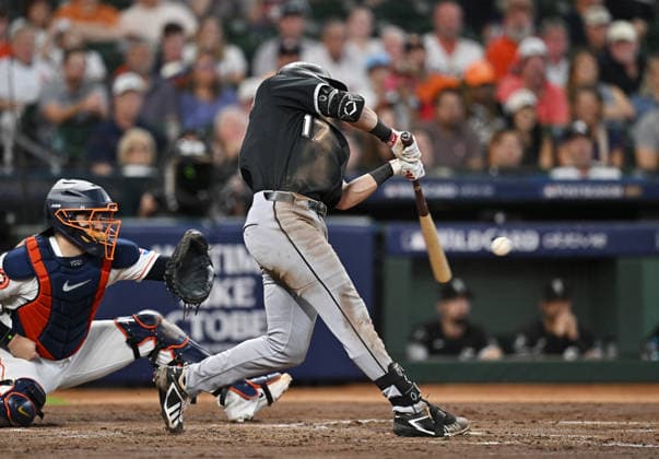 Chicago White Sox Sam Antonacci (17) hits a two-rbi single in the second inning against the Houston Astros in an MLB, Baseball Herren, USA American League Wild Card game in Houston, Texas, on Tuesday, September 29, 2026.  HOU20260929717 MARIAxLYSAKER