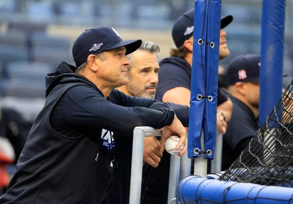 New York Yankees manager Aaron Boone watches as his players take batting practice before the start of an MLB, Baseball Herren, USA American League Wild Card game against the Boston Red Sox at Yankee Stadium in New York City, on Tuesday, September 29, 2026.  NYP20260929702 COREYxSIPKIN