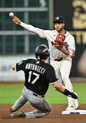 Houston Astros shortstop Jeremy Pena (3) throws to first for a double play as Chicago White Sox Sam Antonacci (17) slides into second in the sixth inning in an MLB, Baseball Herren, USA American League Wild Card game in Houston, Texas, on Tuesday, September 29, 2026.  HOU20260929737 MARIAxLYSAKER
