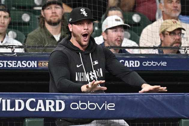Chicago White Sox designated hitter Andrew Benintendi (23) cheers for his team in the sixth inning as they play the Houston Astros in an MLB, Baseball Herren, USA American League Wild Card game in Houston, Texas, on Tuesday, September 29, 2026.  HOU20260929738 MARIAxLYSAKER