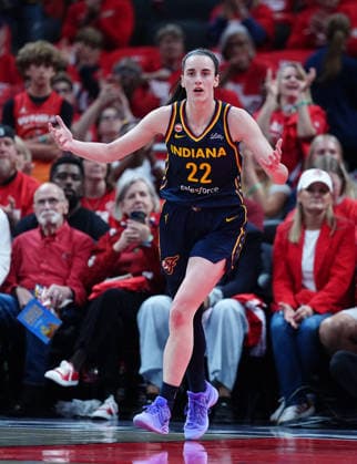 INDIANAPOLIS, IN - SEPTEMBER 29: Indiana Fever guard Caitlin Clark (22) questions why no foul was called against the Las Vegas Aces in game two of Round 1 of the WNBA, Basketball Damen, USA Playoffs on September 29, 2026, at Gainbridge Fieldhouse in Indianapolis, Indiana. (Photo by Brian Spurlock Icon Sportswire) WNBA: SEP 29 Las Vegas Aces at Indiana Fever EDITORIAL USE ONLY Icon2609295