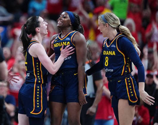 INDIANAPOLIS, IN - SEPTEMBER 29: Indiana Fever guard Caitlin Clark (22) congratulates guard Raven Johnson (3) for making a basket at the end of the second quarter against the Las Vegas Aces in game two of Round 1 of the WNBA, Basketball Damen, USA Playoffs on September 29, 2026, at Gainbridge Fieldhouse in Indianapolis, Indiana. (Photo by Brian Spurlock Icon Sportswire) WNBA: SEP 29 Las Vegas Aces at Indiana Fever EDITORIAL USE ONLY Icon2609296