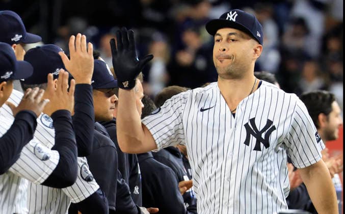 New York Yankees designated hitter Giancarlo Stanton greets teammates before the start of an MLB, Baseball Herren, USA American League Wild Card game against the Boston Red Sox at Yankee Stadium in New York City, on Tuesday, September 29, 2026.  NYP20260929709 COREYxSIPKIN