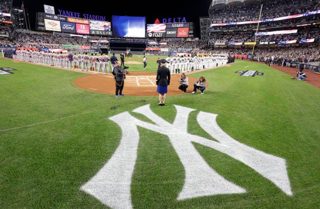 New York Yankees and Boston Red Sox players stand on the field for the National Anthem before the start of an MLB, Baseball Herren, USA American League Wild Card game at Yankee Stadium in New York City, on Tuesday, September 29, 2026.  NYP20260929710 COREYxSIPKIN