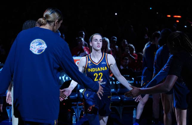 INDIANAPOLIS, IN - SEPTEMBER 29: Indiana Fever guard Caitlin Clark (22) is introduced before playing against the Las Vegas Aces in game two of Round 1 of the WNBA, Basketball Damen, USA Playoffs on September 29, 2026, at Gainbridge Fieldhouse in Indianapolis, Indiana. (Photo by Brian Spurlock Icon Sportswire) WNBA: SEP 29 Las Vegas Aces at Indiana Fever EDITORIAL USE ONLY Icon26092911