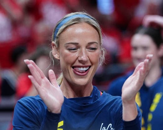INDIANAPOLIS, IN - SEPTEMBER 29: Indiana Fever guard Sophie Cunningham (7) claps during warm ups before playing against the Las Vegas Aces in game two of Round 1 of the WNBA, Basketball Damen, USA Playoffs on September 29, 2026, at Gainbridge Fieldhouse in Indianapolis, Indiana. (Photo by Brian Spurlock Icon Sportswire) WNBA: SEP 29 Las Vegas Aces at Indiana Fever EDITORIAL USE ONLY Icon26092916