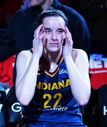 INDIANAPOLIS, IN - SEPTEMBER 29: Indiana Fever guard Caitlin Clark (22) waits to be introduced before playing against the Las Vegas Aces in game two of Round 1 of the WNBA, Basketball Damen, USA Playoffs on September 29, 2026, at Gainbridge Fieldhouse in Indianapolis, Indiana. (Photo by Brian Spurlock Icon Sportswire) WNBA: SEP 29 Las Vegas Aces at Indiana Fever EDITORIAL USE ONLY Icon2609299