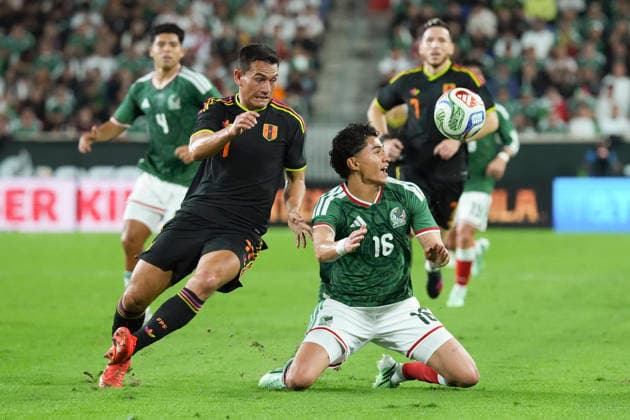 Jeremy Marquez (R) of Mexico vies for the ball with Jairo Velez of Peru in a friendly match between the national teams of Mexico and Peru at at the Illustrated Stadium in Harrison, United States, 29 September 2026. International Friendly, Länderspiel, Nationalmannschaft - Mexico vs Peru !ACHTUNG: NUR REDAKTIONELLE NUTZUNG!  Copyright: xÁngelxColmenaresx AMDEP3311 20260930-55021540790_1