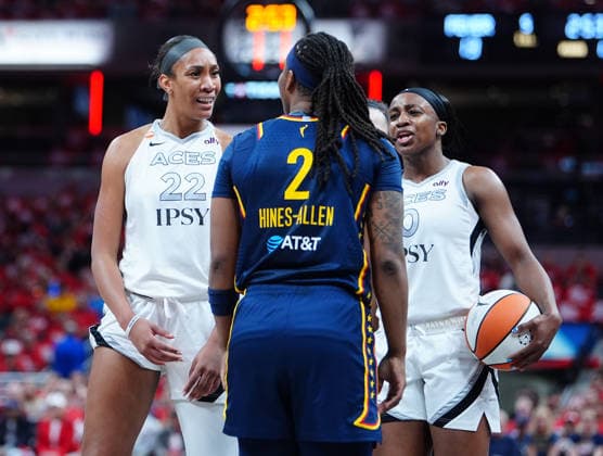 INDIANAPOLIS, IN - SEPTEMBER 29: Las Vegas Aces center A™ja Wilson (22) and guard Jackie Young (0) have words with Indiana Fever forward Myisha Hines-Allen (2) in game two of Round 1 of the WNBA, Basketball Damen, USA Playoffs on September 29, 2026, at Gainbridge Fieldhouse in Indianapolis, Indiana. (Photo by Brian Spurlock Icon Sportswire) WNBA: SEP 29 Las Vegas Aces at Indiana Fever EDITORIAL USE ONLY Icon26092920