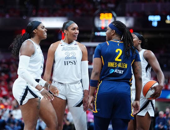 INDIANAPOLIS, IN - SEPTEMBER 29: Las Vegas Aces center A™ja Wilson (22) has words with Indiana Fever forward Myisha Hines-Allen (2) in game two of Round 1 of the WNBA, Basketball Damen, USA Playoffs on September 29, 2026, at Gainbridge Fieldhouse in Indianapolis, Indiana. (Photo by Brian Spurlock Icon Sportswire) WNBA: SEP 29 Las Vegas Aces at Indiana Fever EDITORIAL USE ONLY Icon26092921
