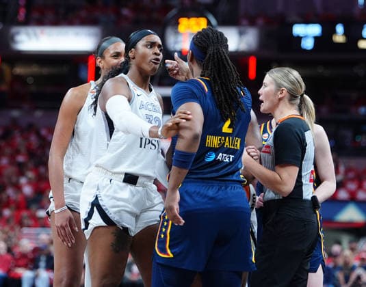 INDIANAPOLIS, IN - SEPTEMBER 29: Las Vegas Aces forward Cheyenne Parker-Tyus (32) steps in between center A™ja Wilson (22) having words with Indiana Fever forward Myisha Hines-Allen (2) in game two of Round 1 of the WNBA, Basketball Damen, USA Playoffs on September 29, 2026, at Gainbridge Fieldhouse in Indianapolis, Indiana. (Photo by Brian Spurlock Icon Sportswire) WNBA: SEP 29 Las Vegas Aces at Indiana Fever EDITORIAL USE ONLY Icon26092922