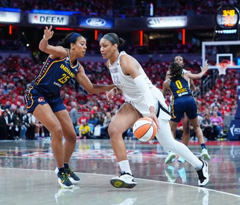 INDIANAPOLIS, IN - SEPTEMBER 29: Las Vegas Aces center A™ja Wilson (22) is guarded by Indiana Fever forward Monique Billings (25) in game two of Round 1 of the WNBA, Basketball Damen, USA Playoffs on September 29, 2026, at Gainbridge Fieldhouse in Indianapolis, Indiana. (Photo by Brian Spurlock Icon Sportswire) WNBA: SEP 29 Las Vegas Aces at Indiana Fever EDITORIAL USE ONLY Icon26092926