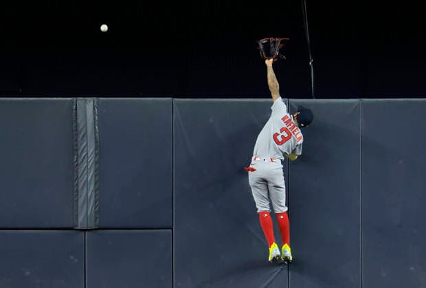 Boston Red Sox center fielder Ceddanne Rafaela (3) goes up against the wall trying to catch a home run ball from New York Yankees designated hitter Ben Ric2 in the fifth inning of an MLB, Baseball Herren, USA American League Wild Card game at Yankee Stadium in New York City, on Tuesday, September 29, 2026.  NYP20260929721 COREYxSIPKIN