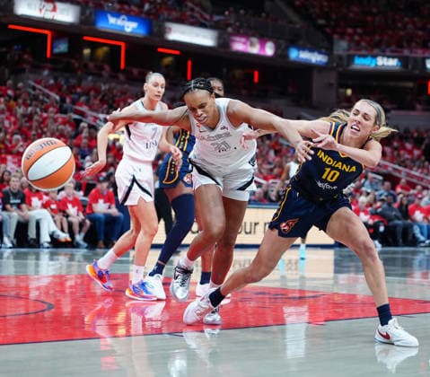 INDIANAPOLIS, IN - SEPTEMBER 29: Las Vegas Aces center Brianna Turner (21) scrambles for a loose ball with Indiana Fever guard Lexie Hull (10) in game two of Round 1 of the WNBA, Basketball Damen, USA Playoffs on September 29, 2026, at Gainbridge Fieldhouse in Indianapolis, Indiana. (Photo by Brian Spurlock Icon Sportswire) WNBA: SEP 29 Las Vegas Aces at Indiana Fever EDITORIAL USE ONLY Icon26092932