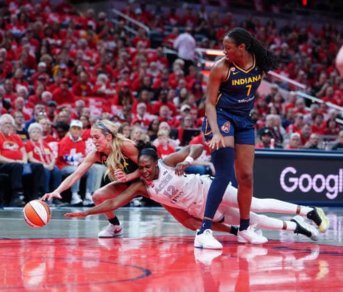 INDIANAPOLIS, IN - SEPTEMBER 29: Las Vegas Aces guard Chelsea Gray (12) scrambles for a loose ball with Indiana Fever guard Lexie Hull (10) in game two of Round 1 of the WNBA, Basketball Damen, USA Playoffs on September 29, 2026, at Gainbridge Fieldhouse in Indianapolis, Indiana. (Photo by Brian Spurlock Icon Sportswire) WNBA: SEP 29 Las Vegas Aces at Indiana Fever EDITORIAL USE ONLY Icon26092933