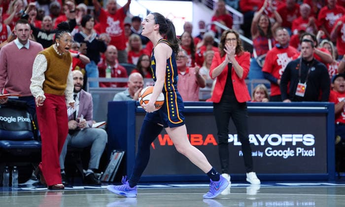 INDIANAPOLIS, IN - SEPTEMBER 29: Indiana Fever guard Caitlin Clark (22) reacts after a play against the Las Vegas Aces in game two of Round 1 of the WNBA, Basketball Damen, USA Playoffs on September 29, 2026, at Gainbridge Fieldhouse in Indianapolis, Indiana. (Photo by Brian Spurlock Icon Sportswire) WNBA: SEP 29 Las Vegas Aces at Indiana Fever EDITORIAL USE ONLY Icon26092939