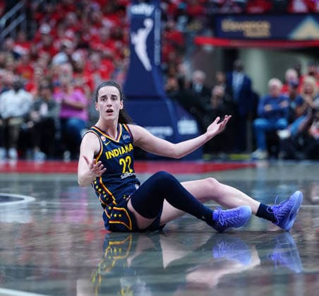 INDIANAPOLIS, IN - SEPTEMBER 29: Indiana Fever guard Caitlin Clark (22) questions why the referees did not call a foul on a play against the Las Vegas Aces in game two of Round 1 of the WNBA, Basketball Damen, USA Playoffs on September 29, 2026, at Gainbridge Fieldhouse in Indianapolis, Indiana. (Photo by Brian Spurlock Icon Sportswire) WNBA: SEP 29 Las Vegas Aces at Indiana Fever EDITORIAL USE ONLY Icon26092940