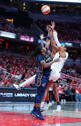 INDIANAPOLIS, IN - SEPTEMBER 29: Las Vegas Aces center A™ja Wilson (22) takes a shot against Indiana Fever forward Myisha Hines-Allen (2) in game two of Round 1 of the WNBA, Basketball Damen, USA Playoffs on September 29, 2026, at Gainbridge Fieldhouse in Indianapolis, Indiana. (Photo by Brian Spurlock Icon Sportswire) WNBA: SEP 29 Las Vegas Aces at Indiana Fever EDITORIAL USE ONLY Icon26092943