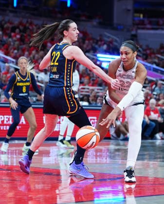 INDIANAPOLIS, IN - SEPTEMBER 29: Las Vegas Aces center A™ja Wilson (22) makes a pass against Indiana Fever guard Caitlin Clark (22) in game two of Round 1 of the WNBA, Basketball Damen, USA Playoffs on September 29, 2026, at Gainbridge Fieldhouse in Indianapolis, Indiana. (Photo by Brian Spurlock Icon Sportswire) WNBA: SEP 29 Las Vegas Aces at Indiana Fever EDITORIAL USE ONLY Icon26092945
