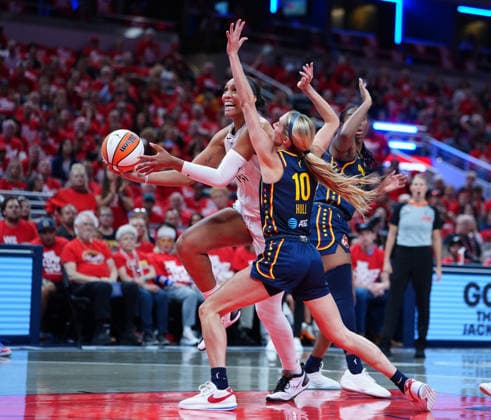 INDIANAPOLIS, IN - SEPTEMBER 29: Las Vegas Aces center A™ja Wilson (22) takes a shot against Indiana Fever guard Lexie Hull (10) in game two of Round 1 of the WNBA, Basketball Damen, USA Playoffs on September 29, 2026, at Gainbridge Fieldhouse in Indianapolis, Indiana. (Photo by Brian Spurlock Icon Sportswire) WNBA: SEP 29 Las Vegas Aces at Indiana Fever EDITORIAL USE ONLY Icon26092946