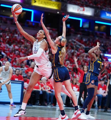 INDIANAPOLIS, IN - SEPTEMBER 29: Las Vegas Aces center A™ja Wilson (22) takes a shot against Indiana Fever guard Lexie Hull (10) in game two of Round 1 of the WNBA, Basketball Damen, USA Playoffs on September 29, 2026, at Gainbridge Fieldhouse in Indianapolis, Indiana. (Photo by Brian Spurlock Icon Sportswire) WNBA: SEP 29 Las Vegas Aces at Indiana Fever EDITORIAL USE ONLY Icon26092947