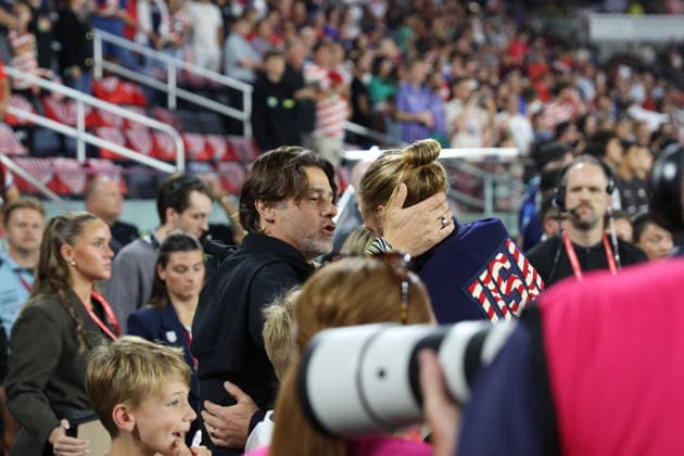 September 29, 2026, St. Louis, Missouri, USA: ST. LOUIS, MO - SEPTEMBER 29: U.S. MEN S national team, Nationalteam HEAD COACH MAURICIO POCHETTINO embraces former U.S. MEN S NATIONAL TEAM defender TIM REAM after REAM was honored before the USA MEN S NATIONAL TEAM S International Friendly, Länderspiel, Nationalmannschaft against Chile at Energizer Park in St. Louis, Missouri, on September 29, 2026. St. Louis USA - ZUMAn332 20260929_zsp_n332_005 Copyright: xTaylorxNickersonx