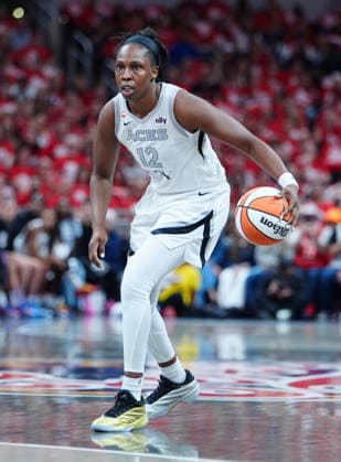 INDIANAPOLIS, IN - SEPTEMBER 29: Las Vegas Aces guard Chelsea Gray (12) dribbles on the perimeter against the Indiana Fever in game two of Round 1 of the WNBA, Basketball Damen, USA Playoffs on September 29, 2026, at Gainbridge Fieldhouse in Indianapolis, Indiana. (Photo by Brian Spurlock Icon Sportswire) WNBA: SEP 29 Las Vegas Aces at Indiana Fever EDITORIAL USE ONLY Icon26092949