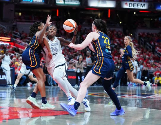 INDIANAPOLIS, IN - SEPTEMBER 29: Las Vegas Aces guard Jewell Lloyd (24) drives to the basket against Indiana Fever guards Kelsey Mitchell (0) and Caitlin Clark (22) in game two of Round 1 of the WNBA, Basketball Damen, USA Playoffs on September 29, 2026, at Gainbridge Fieldhouse in Indianapolis, Indiana. (Photo by Brian Spurlock Icon Sportswire) WNBA: SEP 29 Las Vegas Aces at Indiana Fever EDITORIAL USE ONLY Icon26092950