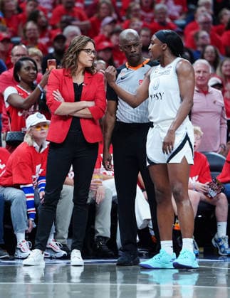 INDIANAPOLIS, IN - SEPTEMBER 29: Las Vegas Aces guard Jackie Young (0) talks with Indiana Fever coach Stephanie White (0) and a referee in game two of Round 1 of the WNBA, Basketball Damen, USA Playoffs on September 29, 2026, at Gainbridge Fieldhouse in Indianapolis, Indiana. (Photo by Brian Spurlock Icon Sportswire) WNBA: SEP 29 Las Vegas Aces at Indiana Fever EDITORIAL USE ONLY Icon26092952