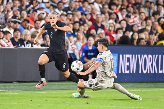 ST. LOUIS, MO - SEPTEMBER 29: Forward Cavan Sullivan (8) of The United States flips the ball past midfielder Rodrigo Echeverria (18) of Chile during the Impact Match where the United States Men™s national team, Nationalteam hosted the Chile Men™s National Team on Tuesday September 29th, 2026, at Energizer Park in St. Louis City, MO. (Photo by Rick Ulreich Icon Sportswire) SOCCER: SEP 29 USA vs Chile EDITORIAL USE ONLY Icon26092936