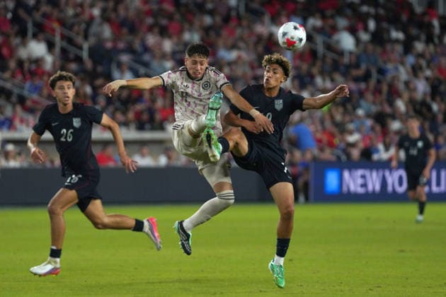 Julian Hall (R) of the United States vies for the ball with Victor Mendez of Chile during a friendly match between the United States and Chile at Energizer Park in St. Louis, USA, 29 September 2026. International Friendly, Länderspiel, Nationalmannschaft United States vs Chile !ACHTUNG: NUR REDAKTIONELLE NUTZUNG!  Copyright: xKennethxFernándezx AMDEP3325 20260930-55021540914_1
