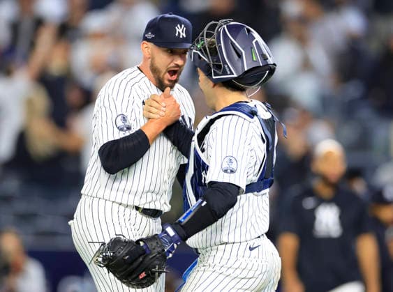 New York Yankees closing pitcher John Schreiber (L) celebrates with catcher Austin Wells after the Yankees beat the Boston Red Sox 9-0 in the first game of an MLB, Baseball Herren, USA American League Wild Card series at Yankee Stadium in New York City, on Tuesday, September 29, 2026.  NYP20260929733 COREYxSIPKIN