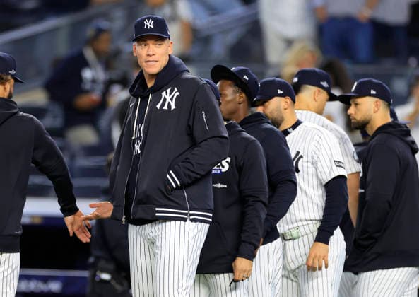 New York Yankees Aaron Judge stands on the field with teammates after the Yankees beat the Boston Red Sox 9-0 in the first game of an MLB, Baseball Herren, USA American League Wild Card series at Yankee Stadium in New York City, on Tuesday, September 29, 2026. Judge is dealing with a calf strain and is not on the roster for the Wild Card round.  NYP20260929734 COREYxSIPKIN
