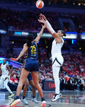 INDIANAPOLIS, IN - SEPTEMBER 29: Las Vegas Aces center A™ja Wilson (22) takes a shot against Indiana Fever forward Monique Billings (25) in game two of Round 1 of the WNBA, Basketball Damen, USA Playoffs on September 29, 2026, at Gainbridge Fieldhouse in Indianapolis, Indiana. (Photo by Brian Spurlock Icon Sportswire) WNBA: SEP 29 Las Vegas Aces at Indiana Fever EDITORIAL USE ONLY Icon26092954