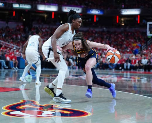 INDIANAPOLIS, IN - SEPTEMBER 29: Indiana Fever guard Caitlin Clark (22) drives to the basket against Las Vegas Aces guard Chelsea Gray (12) in game two of Round 1 of the WNBA, Basketball Damen, USA Playoffs on September 29, 2026, at Gainbridge Fieldhouse in Indianapolis, Indiana. (Photo by Brian Spurlock Icon Sportswire) WNBA: SEP 29 Las Vegas Aces at Indiana Fever EDITORIAL USE ONLY Icon26092957