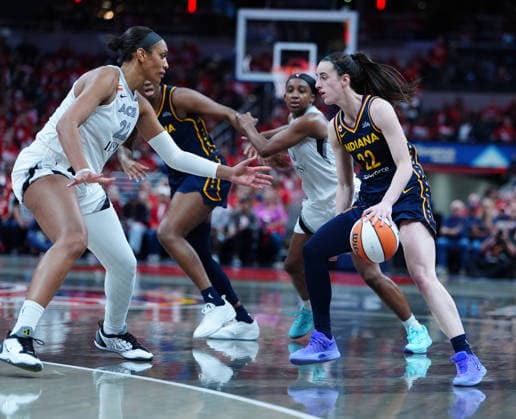 INDIANAPOLIS, IN - SEPTEMBER 29: Indiana Fever guard Caitlin Clark (22) is guarded by Las Vegas Aces forward A™ja Wilson (22) in game two of Round 1 of the WNBA, Basketball Damen, USA Playoffs on September 29, 2026, at Gainbridge Fieldhouse in Indianapolis, Indiana. (Photo by Brian Spurlock Icon Sportswire) WNBA: SEP 29 Las Vegas Aces at Indiana Fever EDITORIAL USE ONLY Icon26092958