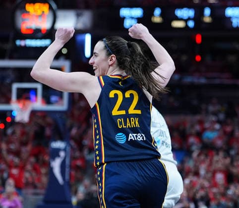 INDIANAPOLIS, IN - SEPTEMBER 29: Indiana Fever guard Caitlin Clark (22) reacts after making a 3 point shot against the Las Vegas Aces in game two of Round 1 of the WNBA, Basketball Damen, USA Playoffs on September 29, 2026, at Gainbridge Fieldhouse in Indianapolis, Indiana. (Photo by Brian Spurlock Icon Sportswire) WNBA: SEP 29 Las Vegas Aces at Indiana Fever EDITORIAL USE ONLY Icon26092963