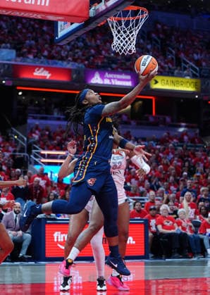 INDIANAPOLIS, IN - SEPTEMBER 29: Indiana Fever forward Myisha Hines-Allen (2) takes a shot against the Las Vegas Aces in game two of Round 1 of the WNBA, Basketball Damen, USA Playoffs on September 29, 2026, at Gainbridge Fieldhouse in Indianapolis, Indiana. (Photo by Brian Spurlock Icon Sportswire) WNBA: SEP 29 Las Vegas Aces at Indiana Fever EDITORIAL USE ONLY Icon26092970