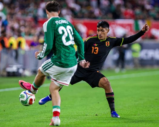 September 29, 2026, Harrison, New Jersey, USA: MARCO HUAMcN ( 13) of Peru tries to blocl a pass from MATEO CHcVEZ ( 20) of Mexico during an International Friendly, Länderspiel, Nationalmannschaft at Sports Illustrated Stadium in Harrison, NJ on September 29, 2026. Harrison USA - ZUMAm283 20260929_zsp_m283_009 Copyright: xBillyxMyersx
