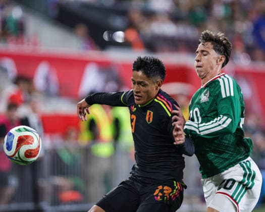 September 29, 2026, Harrison, New Jersey, USA: MARCO HUAMcN ( 13) of Peru shields the ball from MATEO CHcVEZ ( 20) of Mexico during an International Friendly, Länderspiel, Nationalmannschaft at Sports Illustrated Stadium in Harrison, NJ on September 29, 2026. Harrison USA - ZUMAm283 20260929_zsp_m283_014 Copyright: xBillyxMyersx