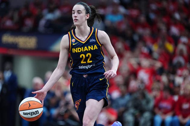 INDIANAPOLIS, IN - SEPTEMBER 29: Indiana Fever guard Caitlin Clark (22) brings the ball up court against the Las Vegas Aces in game two of Round 1 of the WNBA, Basketball Damen, USA Playoffs on September 29, 2026, at Gainbridge Fieldhouse in Indianapolis, Indiana. (Photo by Brian Spurlock Icon Sportswire) WNBA: SEP 29 Las Vegas Aces at Indiana Fever EDITORIAL USE ONLY Icon26092973
